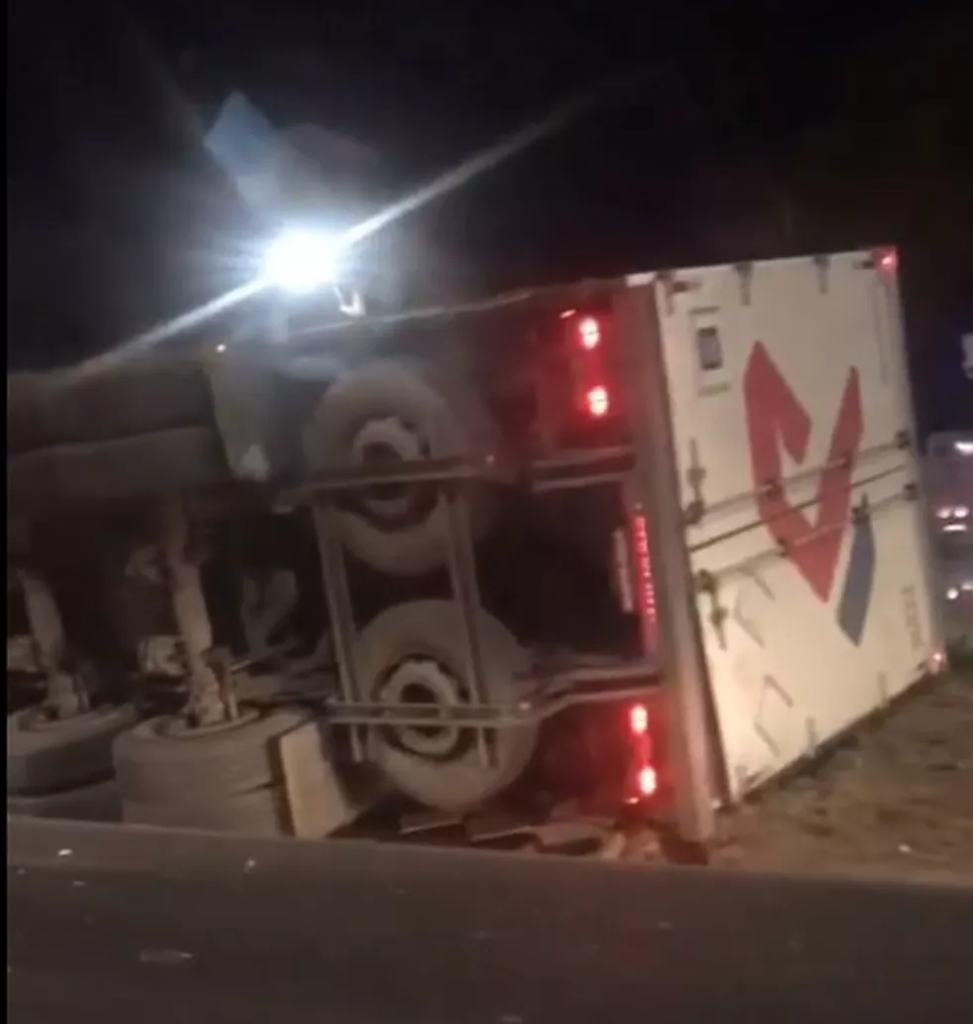 Caminhão carregada de cerveja capota após batida no Anel Rodoviário, no bairro Caiçara, em BH - Foto: Reprodução/Redes Sociais