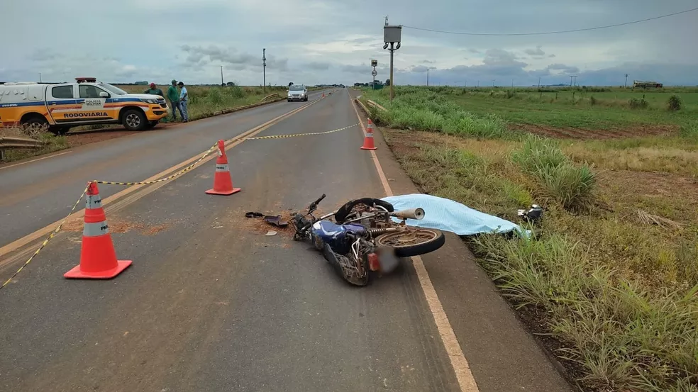 Jovem morre após bater moto na traseira de caminhão na MG-410, em Presidente Olegário - Foto: Divulgação/PMRv