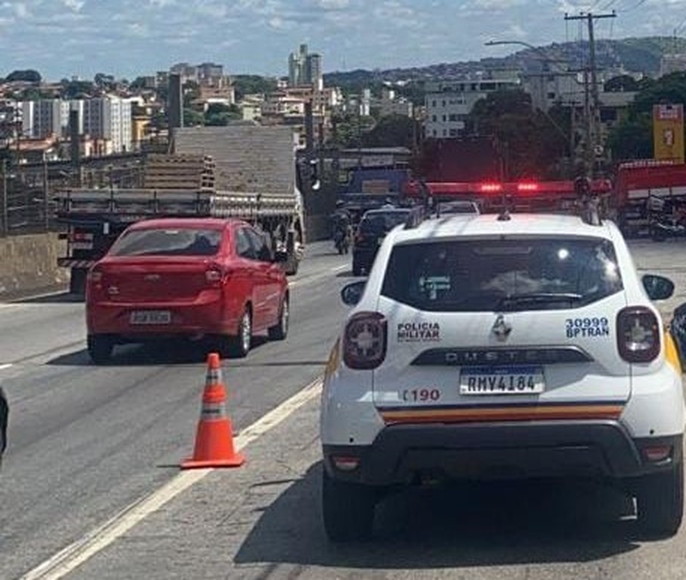 motociclista morre após colidir com poste na Avenida Cristiano Machado, no bairro Floramar, em BH - Foto: Reprodução/Redes Sociais