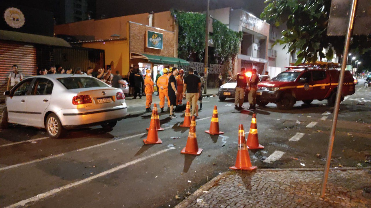 Quatro pessoas ficam feridas após carro invadir calçada em Uberlândia - Foto: Divulgação/CBMMG