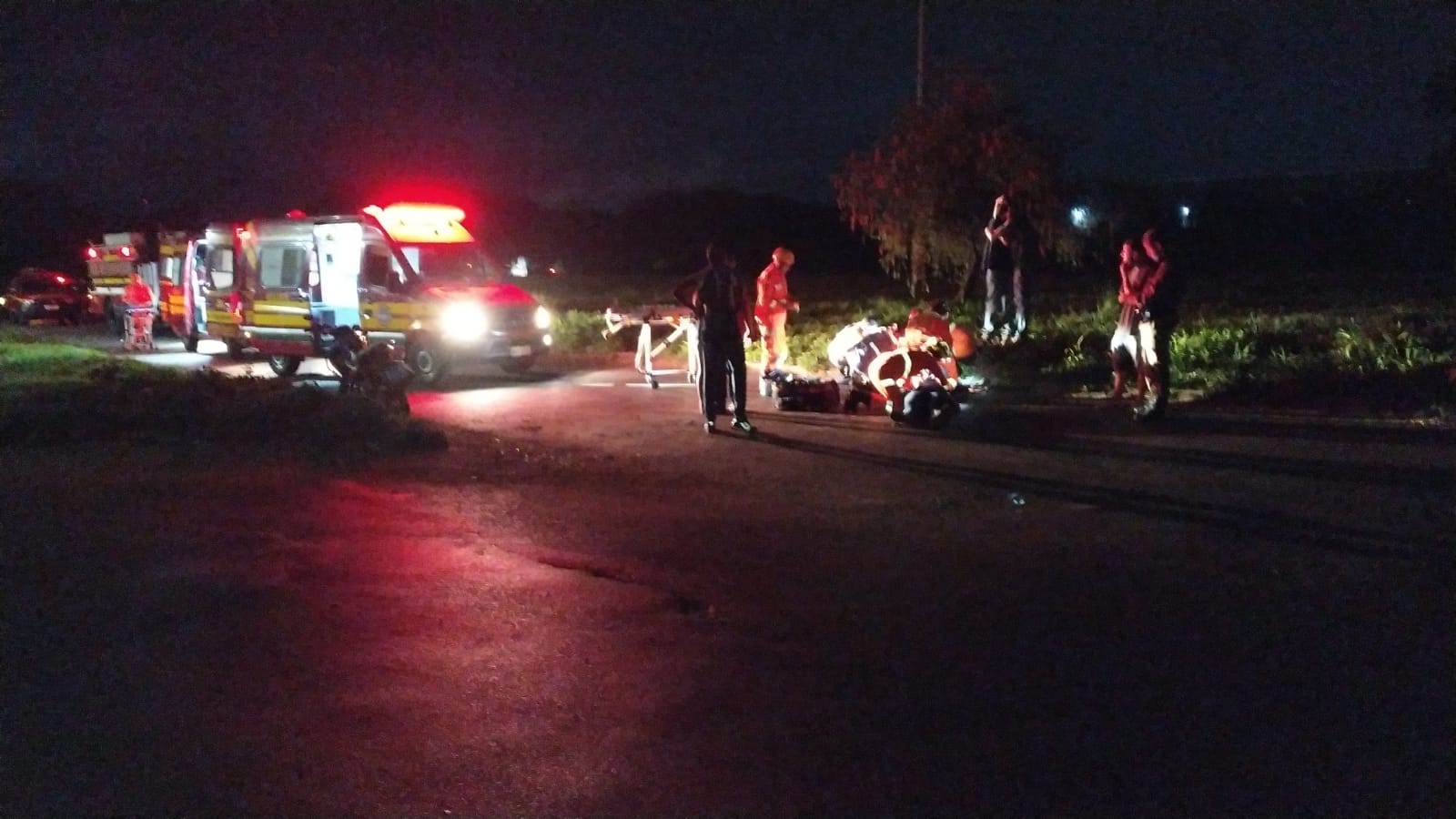 Duas pessoas ficam feridas após acidente de moto em Uberlândia - Foto: Corpo de Bombeiros/Divulgação