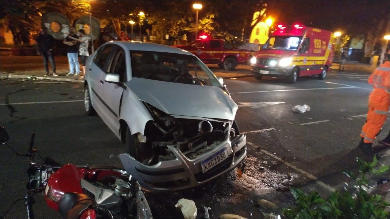 Quatro pessoas ficam feridas após carro invadir calçada em Uberlândia - Foto: Divulgação/CBMMG