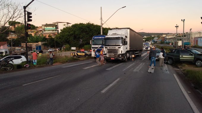 Seis pessoas ficam feridas após carreta perder o freio na Via Expressa, em Contagem - Foto: Divulgação/Transcon