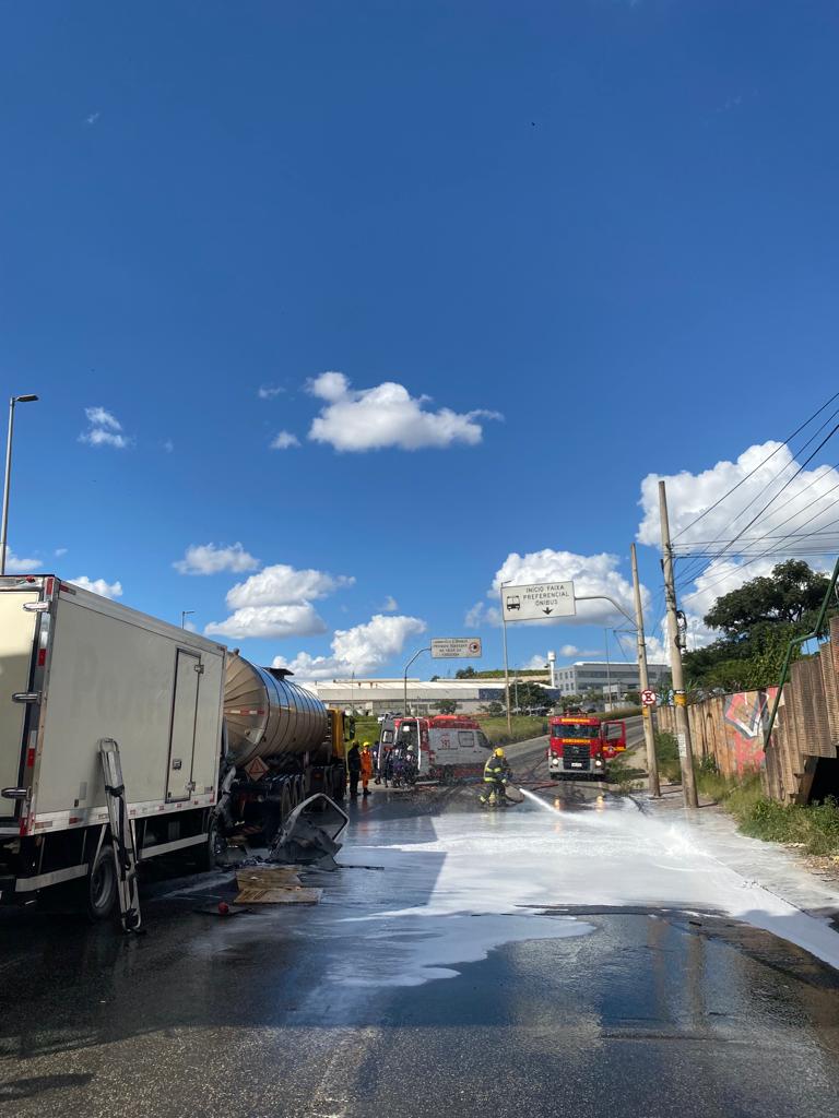 Acidente entre caminhão e carreta deixa uma pessoa ferida na Via Expressa, em Contagem; VÍDEO - Foto: Divulgação/CBMMG