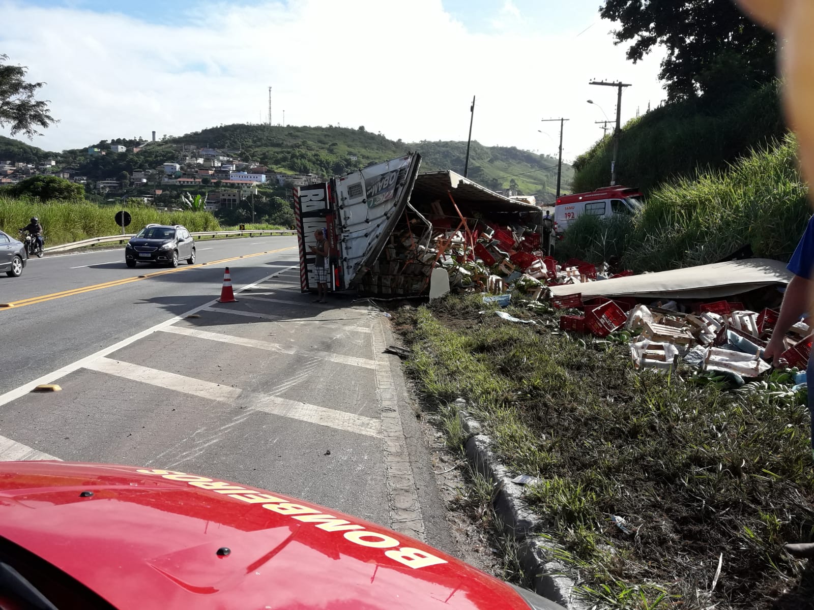 Motorista morre após carreta de bananas tombar na BR-040 em Santos Dumont - Foto: Divulgação/CBMMG