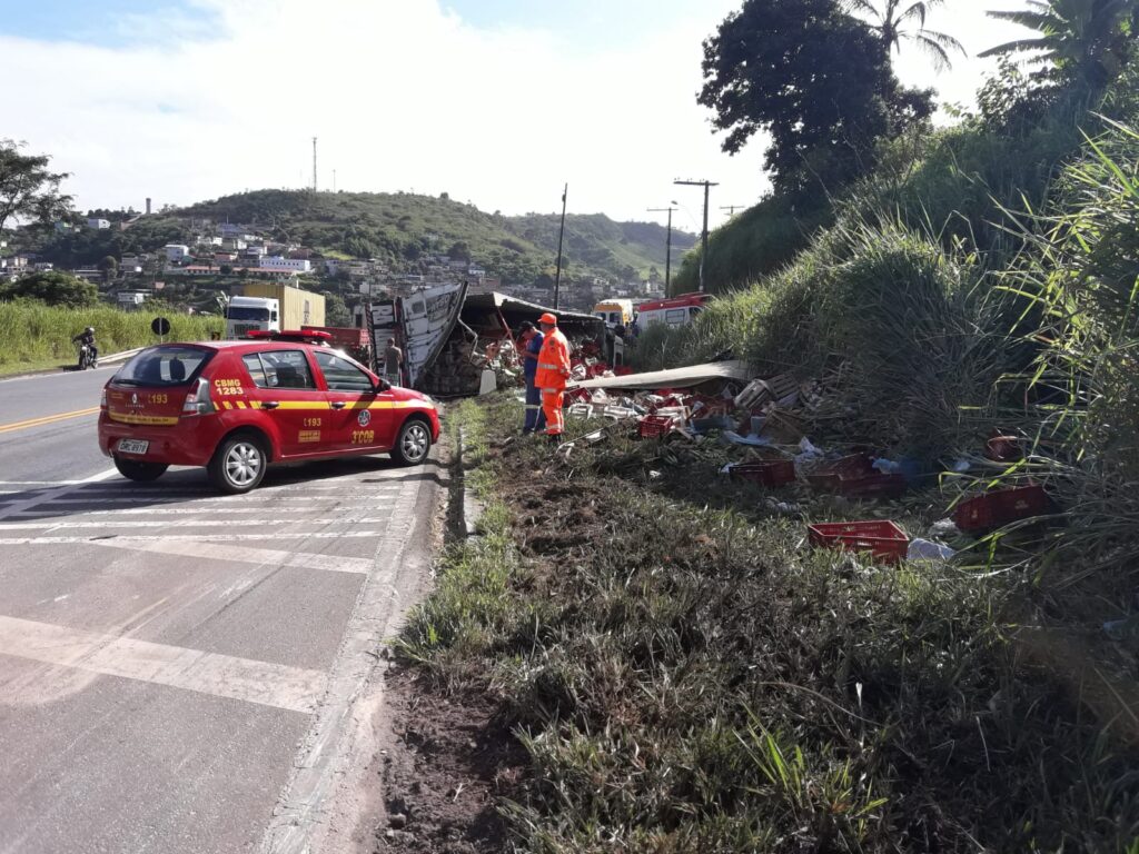 Motorista morre após carreta de bananas tombar na BR-040 em Santos Dumont - Foto: Divulgação/CBMMG