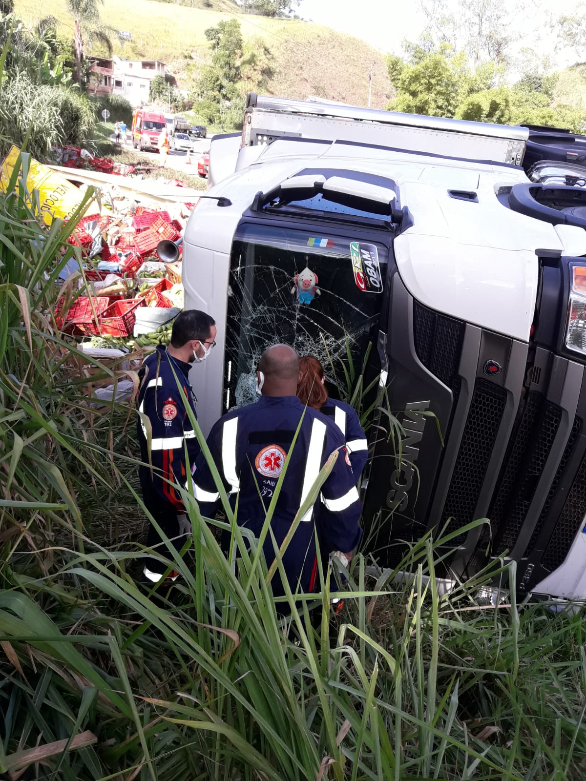 Motorista morre após carreta de bananas tombar na BR-040 em Santos Dumont - Foto: Divulgação/CBMMG