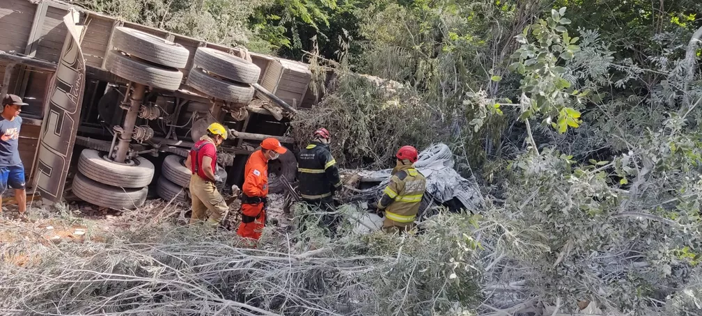 Seis pessoas morrem após grave acidente entre carro, caminhão e carreta na BR-251, em Francisco Sá - Foto: Divulgação/Polícia Rodoviária Federal