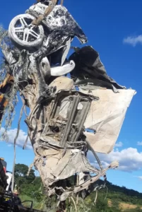 Seis pessoas morrem após grave acidente entre carro, caminhão e carreta na BR-251, em Francisco Sá - Foto: Divulgação/Polícia Rodoviária Federal