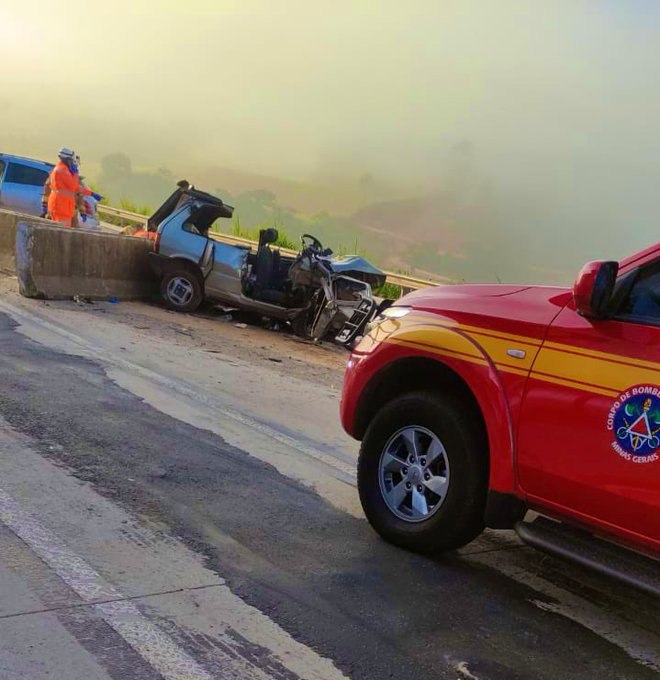 Duas pessoas ficam gravemente feridas após carro bate em mureta na BR-381, em Bom Jesus do Amparo - Foto: Divulgação/CBMMG