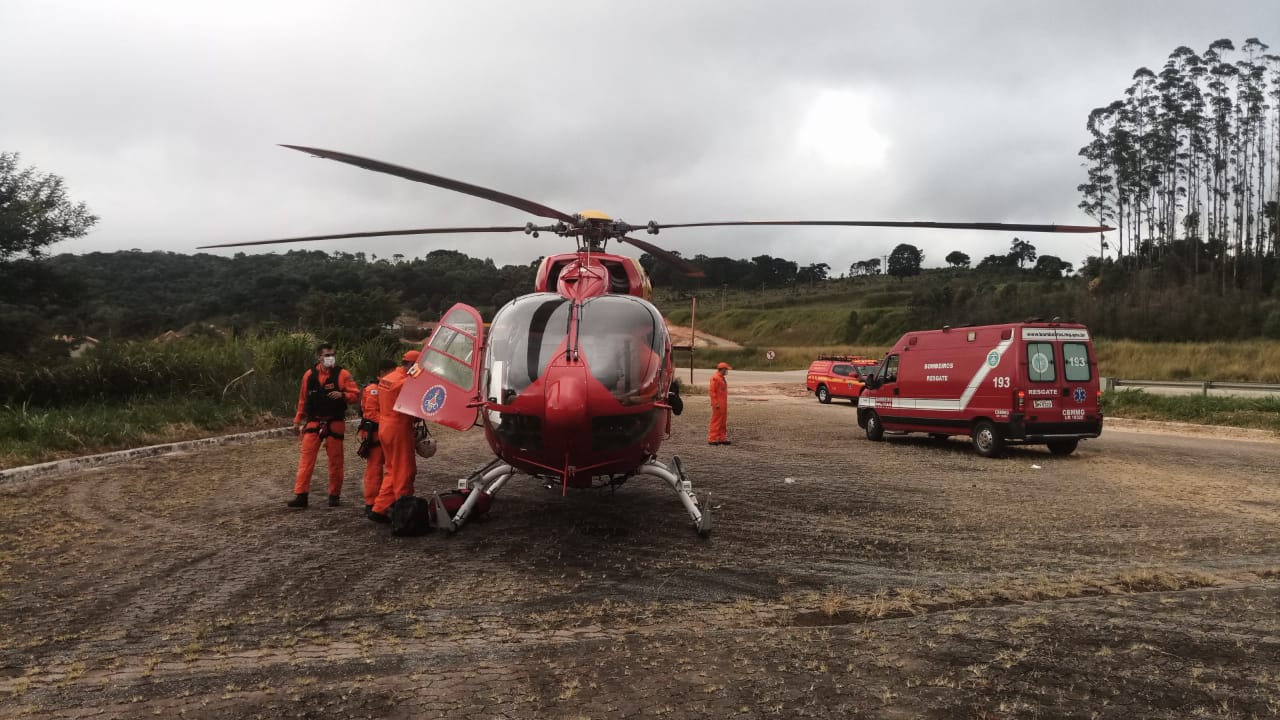 Duas pessoas ficam gravemente feridas após carro bate em mureta na BR-381, em Bom Jesus do Amparo - Foto: Divulgação/CBMMG