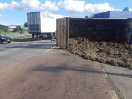 Caminhão com argila tomba na BR-040 em Ribeirão das Neves - Foto: Divulgação/Via 040