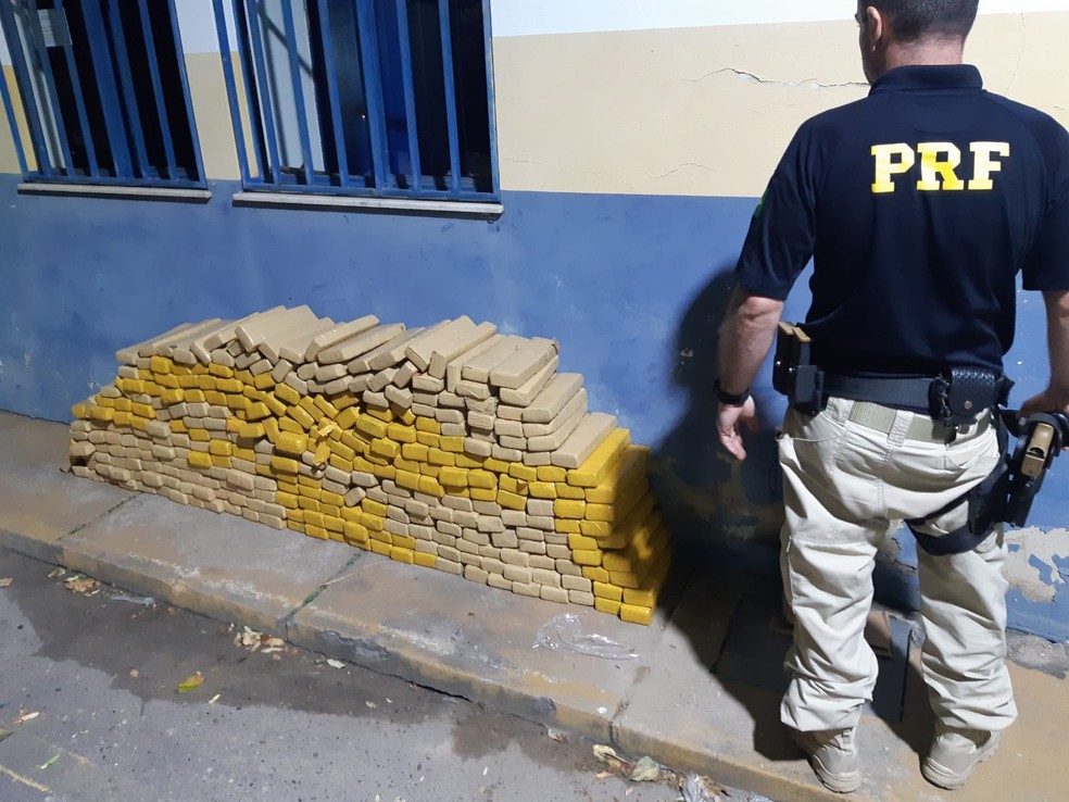 Homem é preso após capotar carro com 309 kg de maconha na BR-040, em Contagem - Foto: Divulgação/PRF
