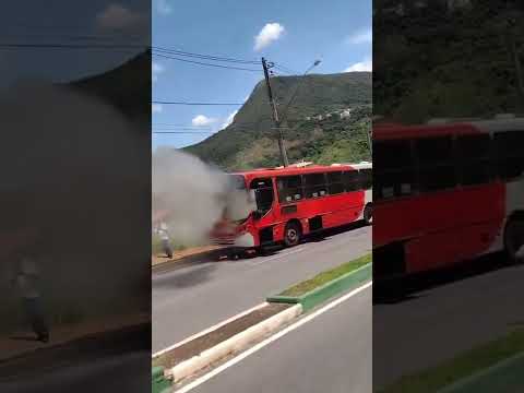 Ônibus é incendiado na Avenida José Bernardo de Barros, em Nova Lima, na Grande BH - Foto: Reprodução