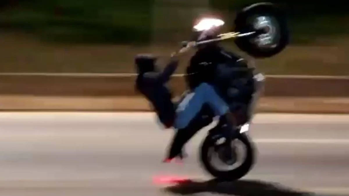 Motociclista se arriscam no ‘grau’ no Anel Rodoviário em BH; VÍDEO - Foto: Reprodução
