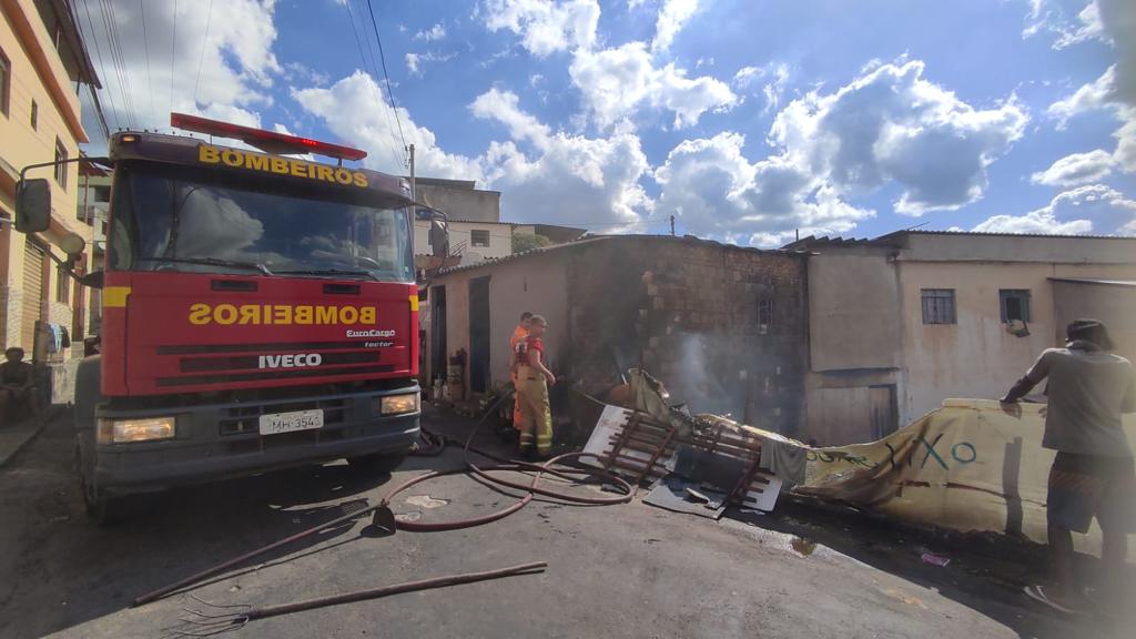 Incêndio atinge casa e destrói imóvel em Conselheiro Lafaiete - Foto: Divulgação/CBMMG