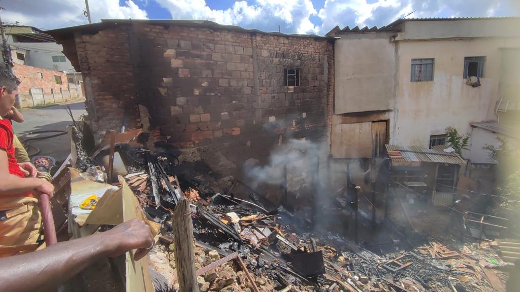 Incêndio atinge casa e destrói imóvel em Conselheiro Lafaiete - Foto: Divulgação/CBMMG