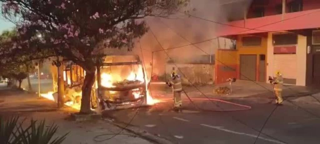 Ônibus é incendiado no bairro Vista Alegre, em BH; VÍDEO - Foto: Reprodução