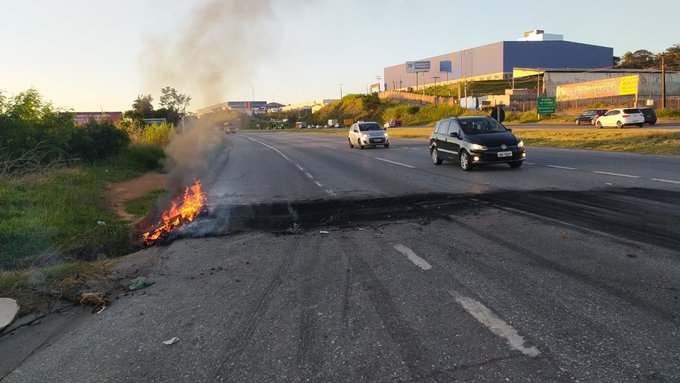 Moradores protestam na BR-040 contra falta de água em Ribeirão das Neves - Foto: Divulgação/PRF