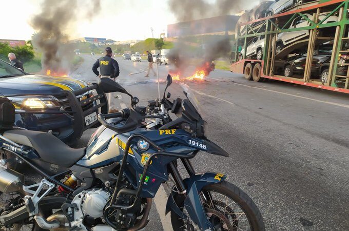 Moradores protestam na BR-040 contra falta de água em Ribeirão das Neves - Foto: Divulgação/PRF