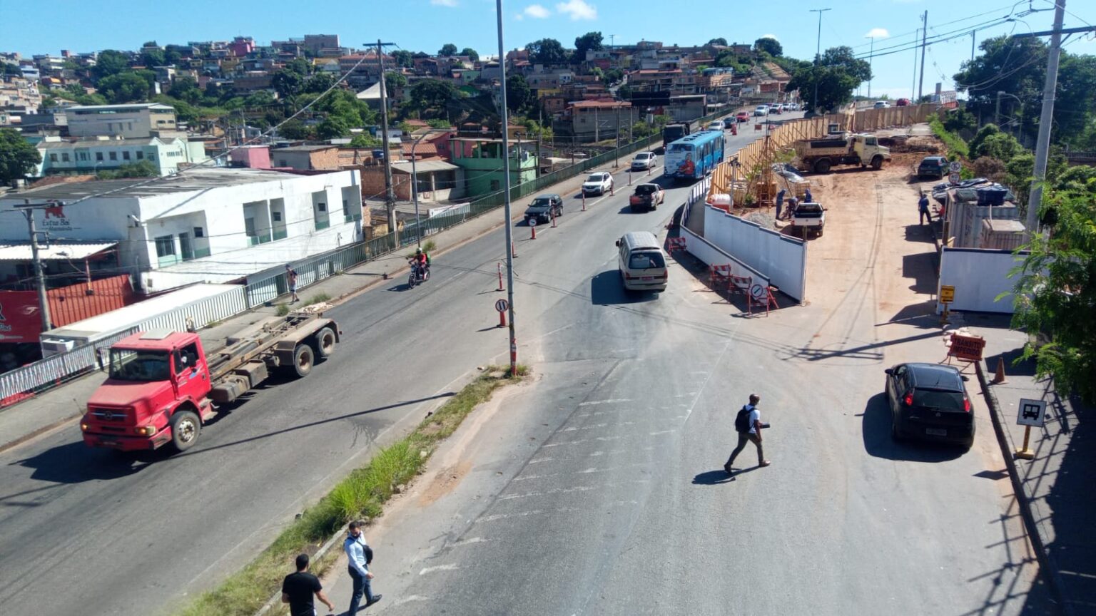 Obras na Via 240 complicam trânsito e causam transtornos próximo à Estação São Gabriel - Foto: Elberty Valadares/Por Dentro de Minas