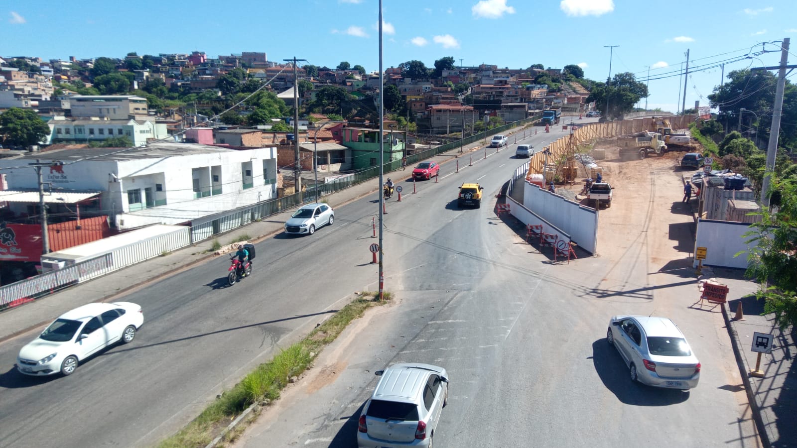Obras na Via 240 complicam trânsito e causam transtornos próximo à Estação São Gabriel - Foto: Elberty Valadares/Por Dentro de Minas