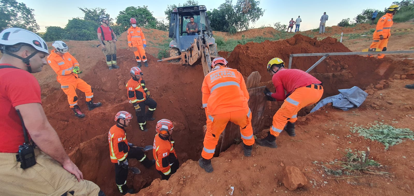 Homem morre soterrado durante obra em Pedro Leopoldo, na Grande BH - Foto: Divulgação/CBMMG