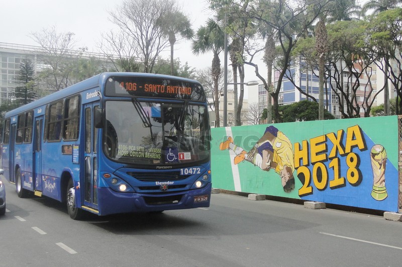 Motociclista fica ferido após acidente com ônibus no bairro Santo Antônio, em BH - Foto: Reprodução