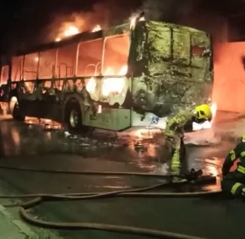 Criminosos joga querosene no corpo de motorista e colocam fogo em ônibus na Região de Venda Nova, em BH - Foto: Reprodução