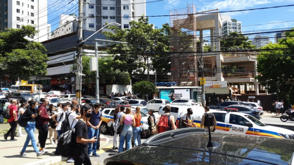 Homem foge da PM e invade faculdade UniBH no bairro Buritis, em BH - Foto: Reprodução/Redes Sociais