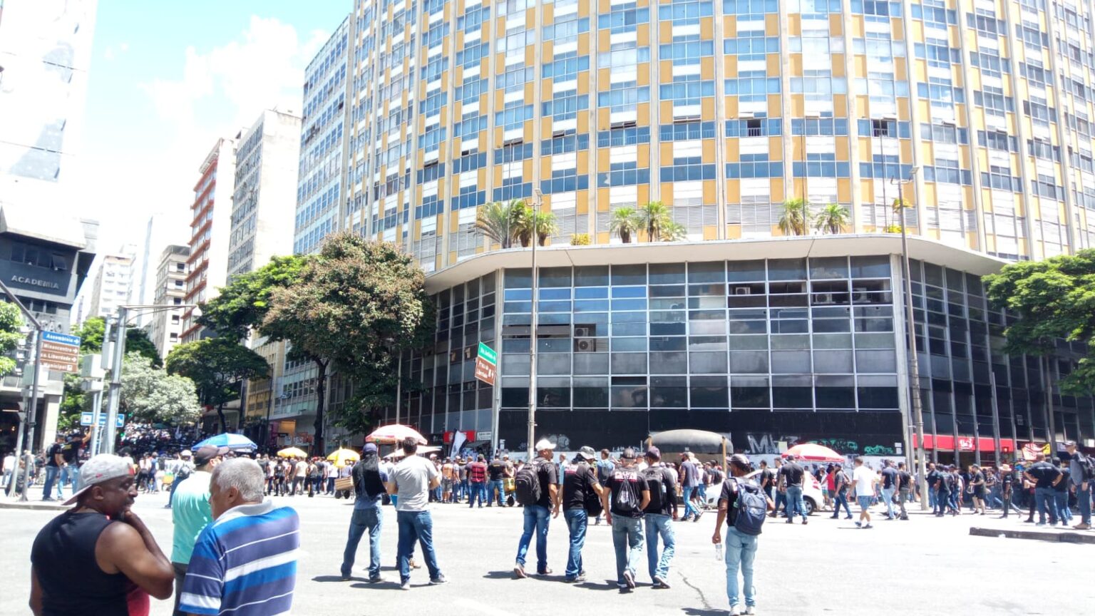 Repórter da TV Band Minas é ferida em manifestação das forças de segurança após soltarem bombas - Foto: Elberty Valadares/Por Dentro de Minas