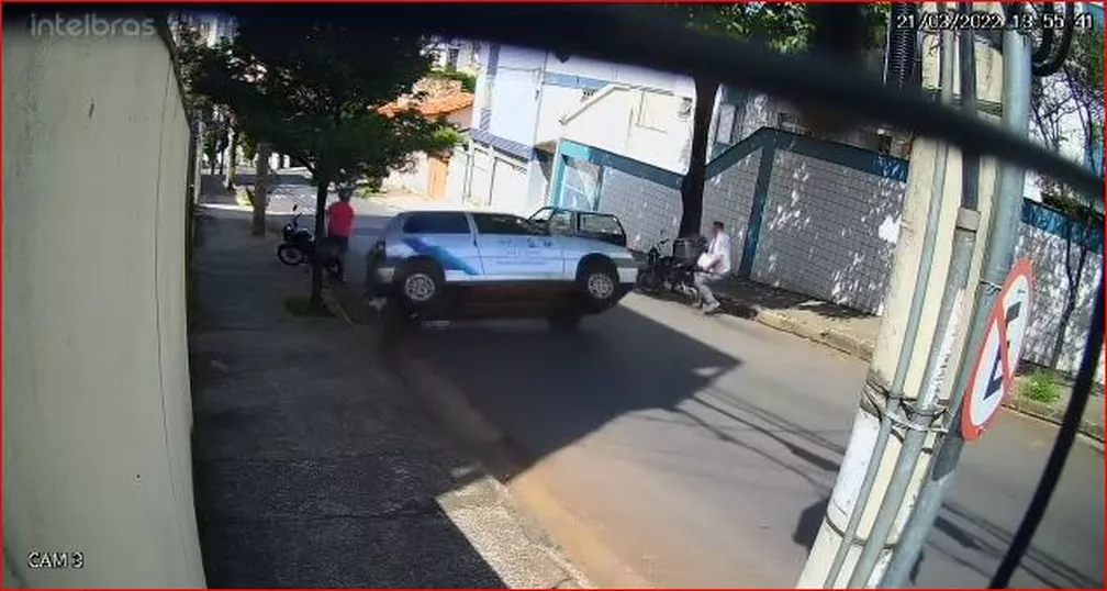 Homem se salva por milímetros de carro desgovernado no bairro Jardim América, em BH - Foto: Reprodução