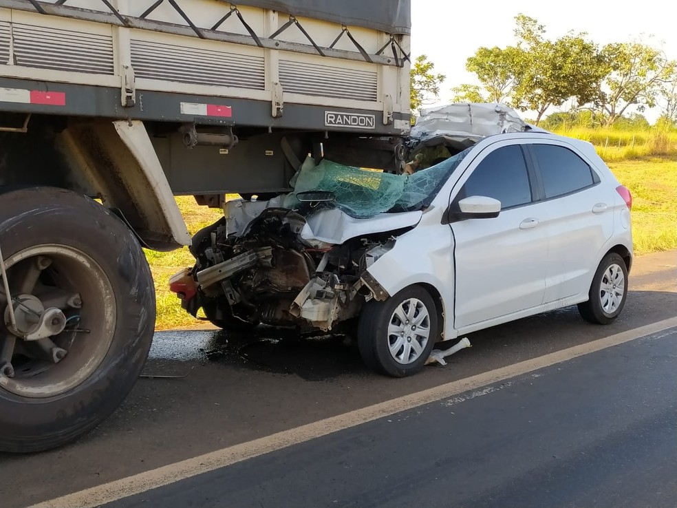 Mulher morre após casal discutir e carro bate na traseira de caminhão na BR-365, em Patrocínio - Foto: Divulgação/PRF