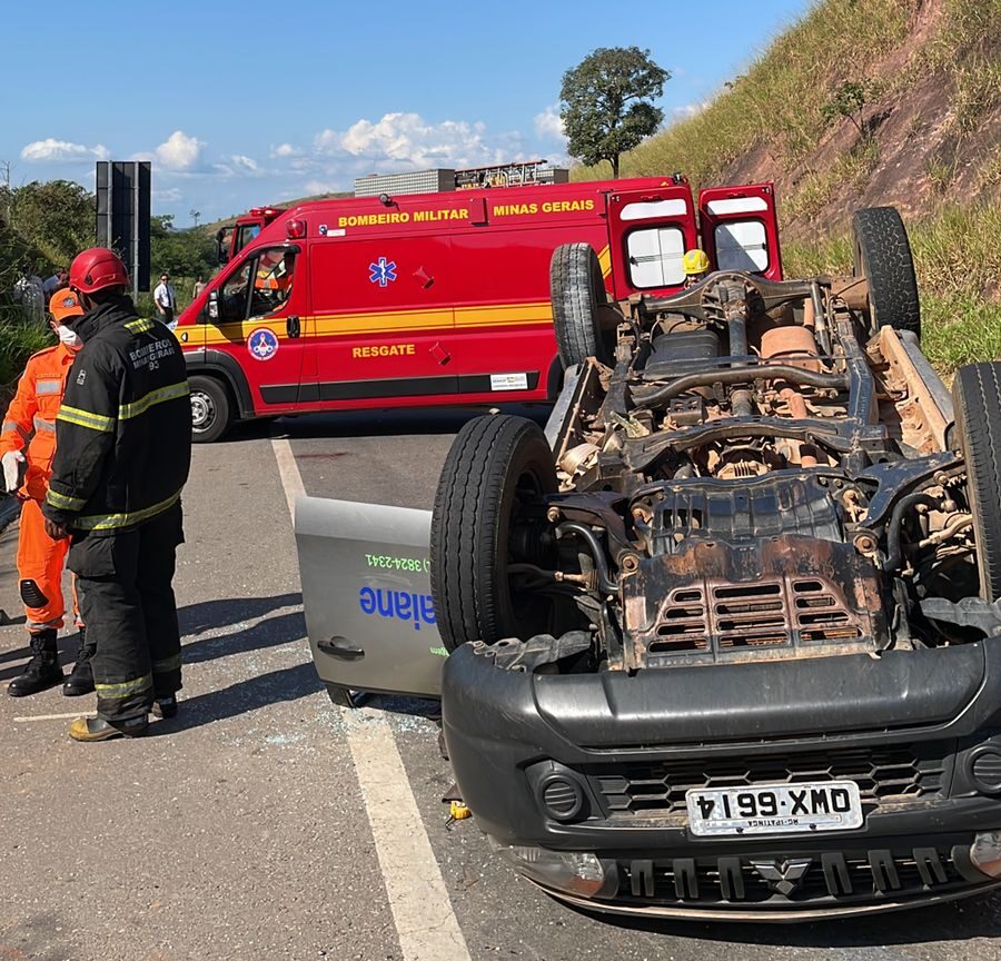 Duas Pessoas Ficam Feridas Ap S Caminhonete Capotar Na Br Em Naque Por Dentro De Minas Mg