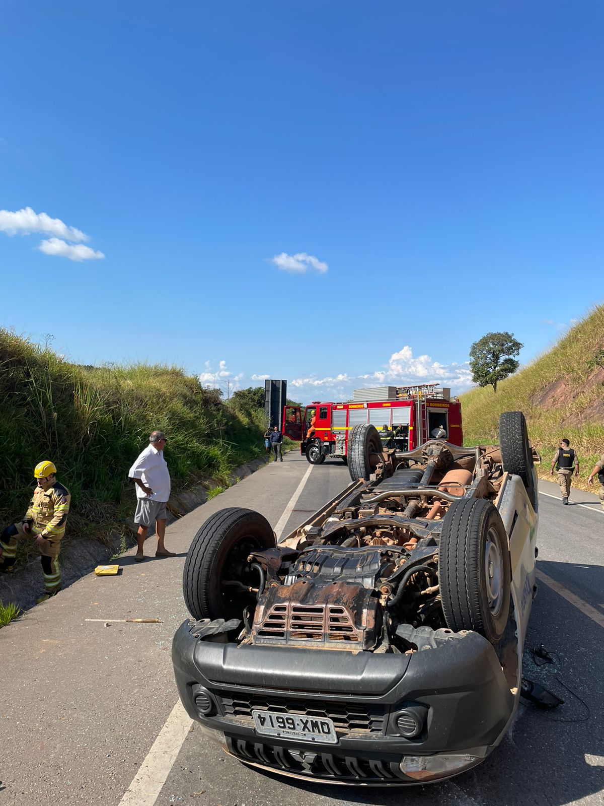 Duas pessoas ficam feridas após caminhonete na BR-381, em Naque - Foto: Divulgação/CBMMG