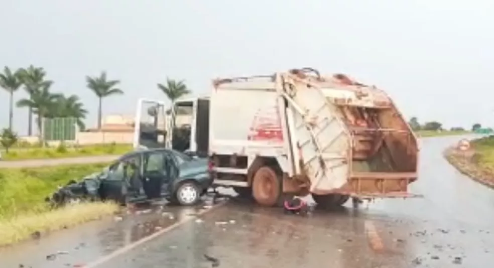 Jovem morre após batida entre carro e caminhão na MG-235, em São Gotardo - Foto: Divulgação/PMRv