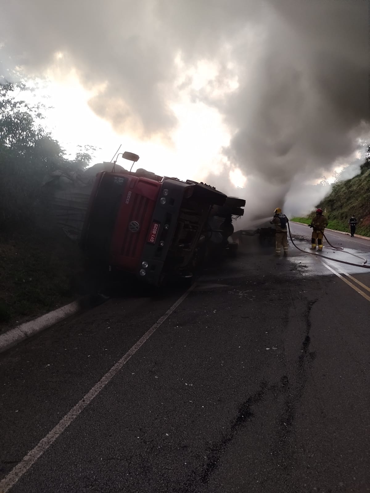 Homem morre carbonizado após carreta bate em caminhão na MGC-120, em Itabira - Foto: Divulgação/CBMMG