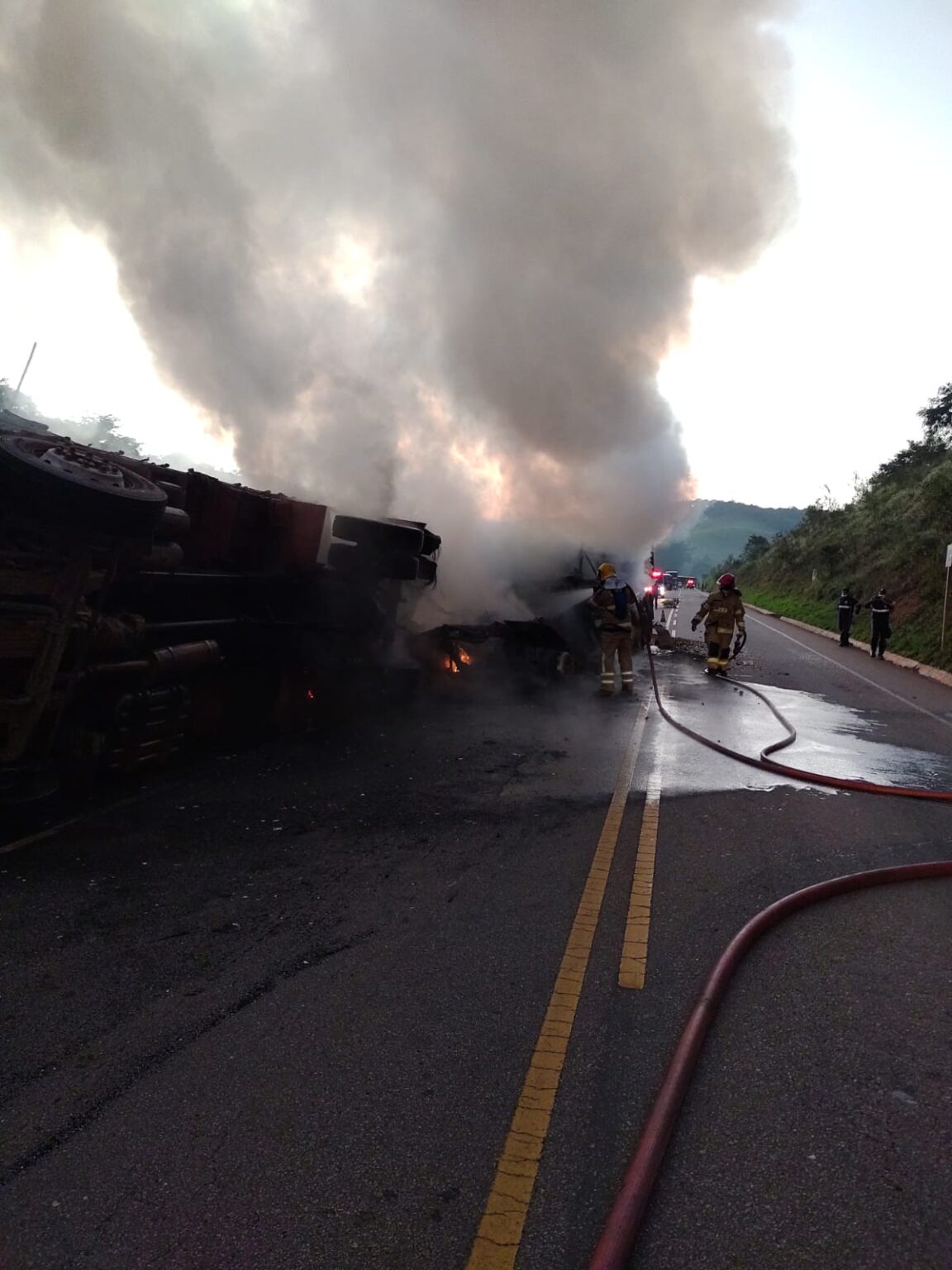 Homem morre carbonizado após carreta bate em caminhão na MGC-120, em Itabira - Foto: Divulgação/CBMMG