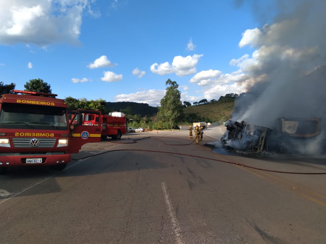 Homem fica ferido após carretas bater de frente e pegar fogo na MGC-383, em Congonhas - Foto: Divulgação/CBMMG