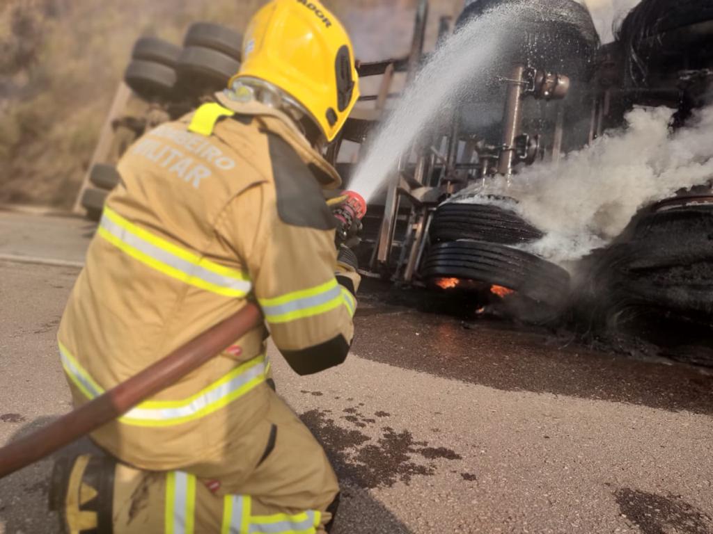 Homem fica ferido após carretas bater de frente e pegar fogo na MGC-383, em Congonhas - Foto: Divulgação/CBMMG