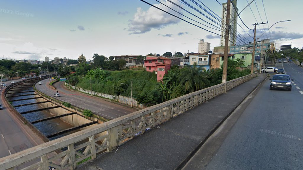Mulher fica ferida após cair dentro do Ribeirão Arrudas, em BH - Foto: Reprodução/Google Street View