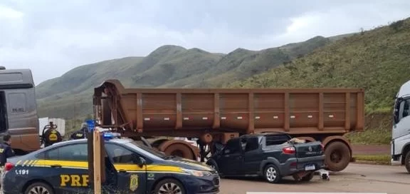 Grave acidente entre caminhonete e carreta fecha parcialmente a BR-040, em Itabirito - Foto: Reprodução/Redes Sociais