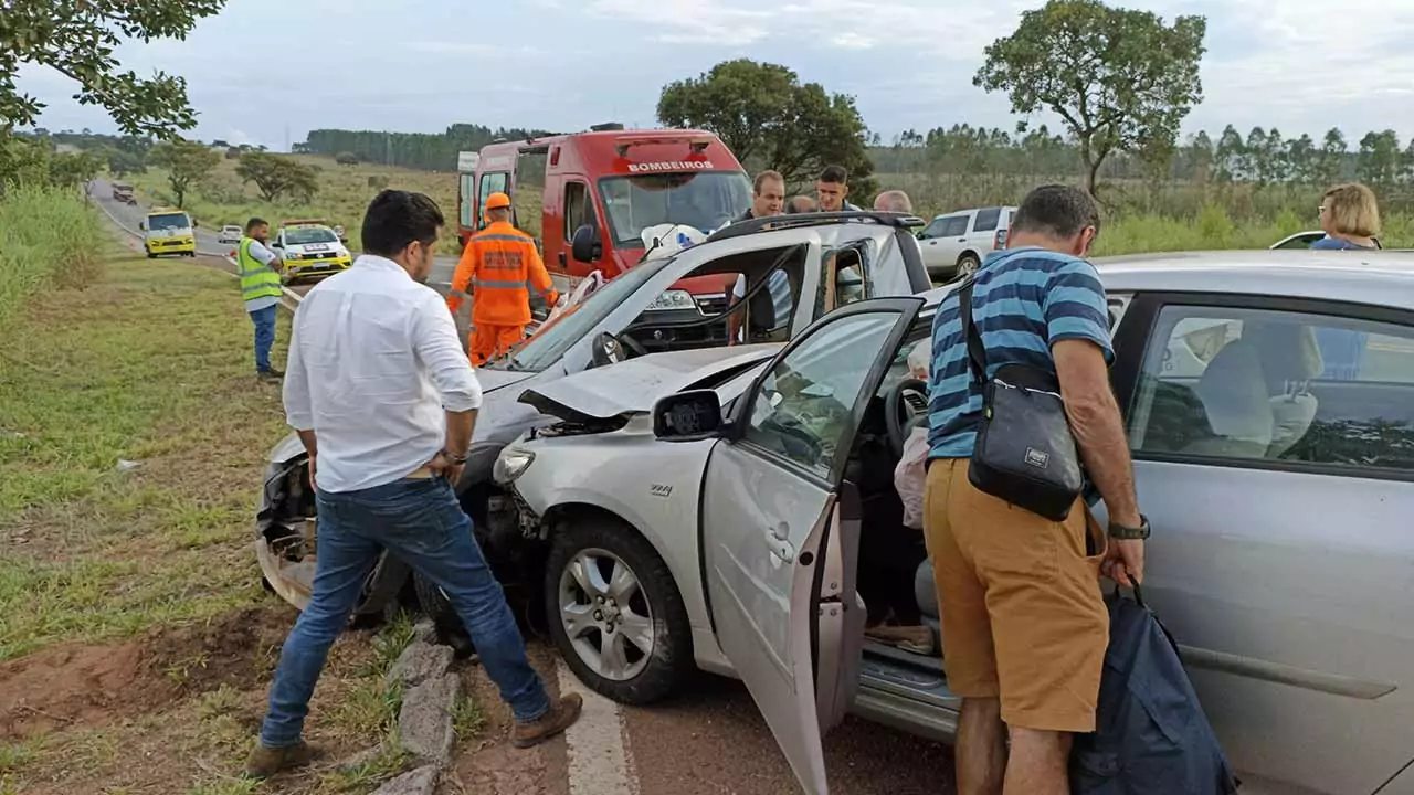 Homem morre e filho fica ferido após acidente entre carros na BR-040, em João Pinheiro - Foto: Divulgação