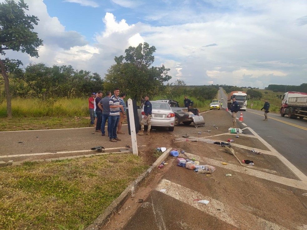 Homem morre e filho fica ferido após acidente entre carros na BR-040, em João Pinheiro - Foto: Divulgação