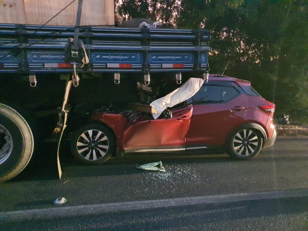 Motorista morre após carro bater em caminhão na BR-050, em Araguari - Foto: Divulgação/CBMMG