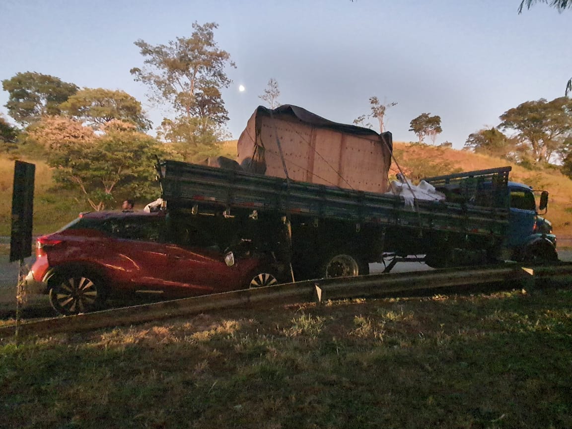 Motorista morre após carro bater em caminhão na BR-050, em Araguari - Foto: Divulgação/CBMMG