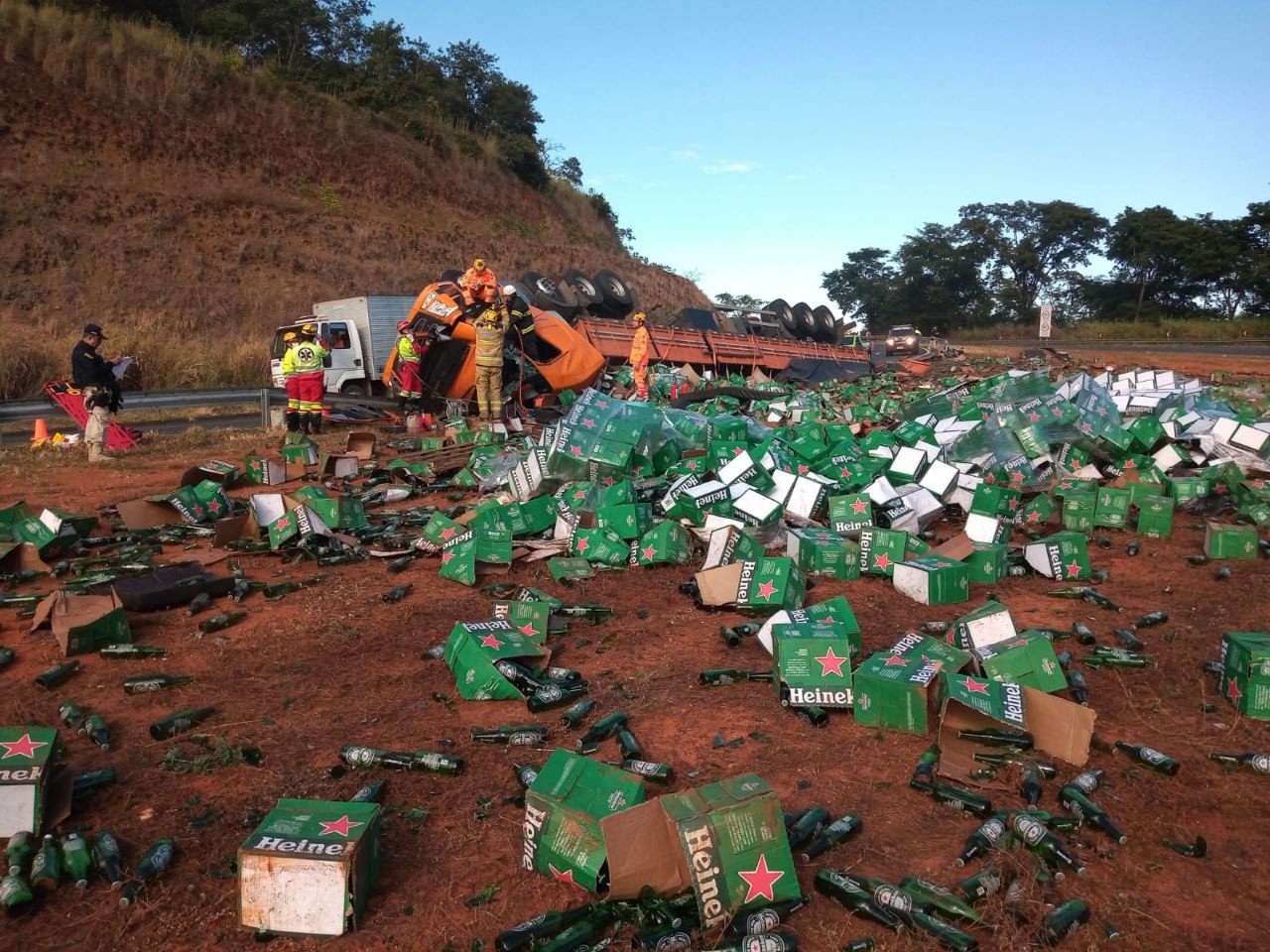 Motorista morre após carreta carregado com cerveja tombar na BR-050, em Araguari - Foto: Divulgação/CBMMG