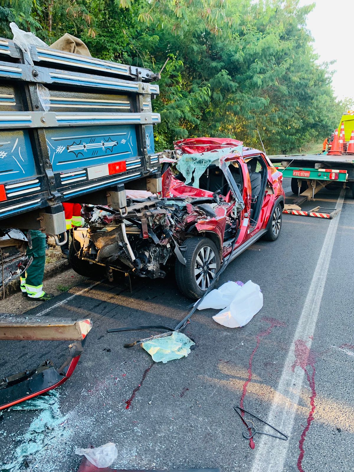 Motorista morre após carro bater em caminhão na BR-050, em Araguari - Foto: Divulgação/CBMMG