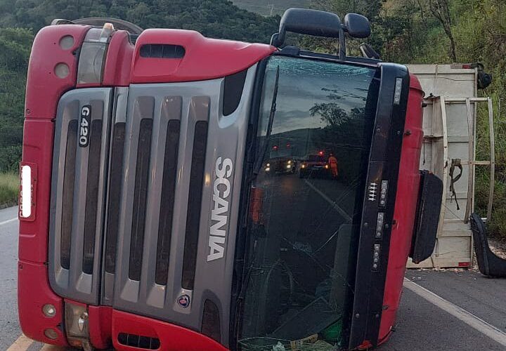 Motorista fica ferido após carreta tombar na BR-356, entre Ouro Preto e Cachoeira do Campo - Foto: Divulgação/CBMMG