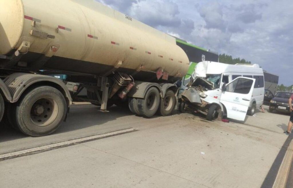 Motorista fica ferida após grave acidente entre van e carreta na BR-381, em Bom Jesus do Amparo